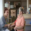 Freundliche Pflegekraft misst Blutdruck