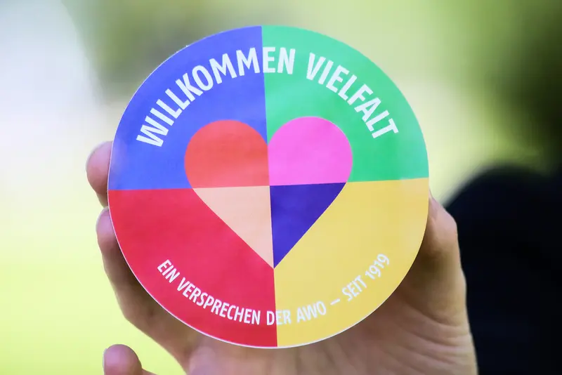 Nahaufnahme einer Hand mit dem Logo Vielfalt und Gleichstellung