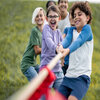 Kinder beim Tauziehen