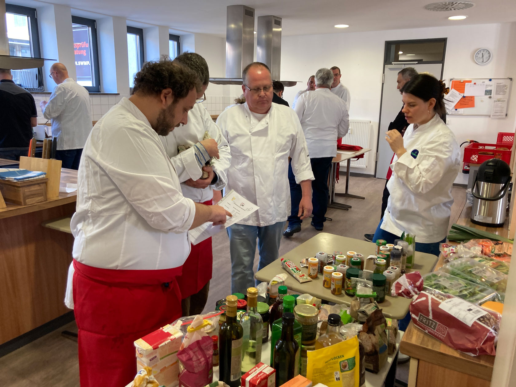 Die Küchenleitungen der AWO Schwaben kochten neue Rezepte. Diese sollen für Abwechslung auf dem Speiseplan der AWO Seniorenheime sorgen. Foto: AWO Schwaben / Sandra Burger