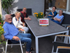 Die Bewohner*innen des Betreuten Wohnen in Lindenberg freuen sich über neue Möbel für den Außenbereich. Foto: AWO Schwaben / Michael Walser