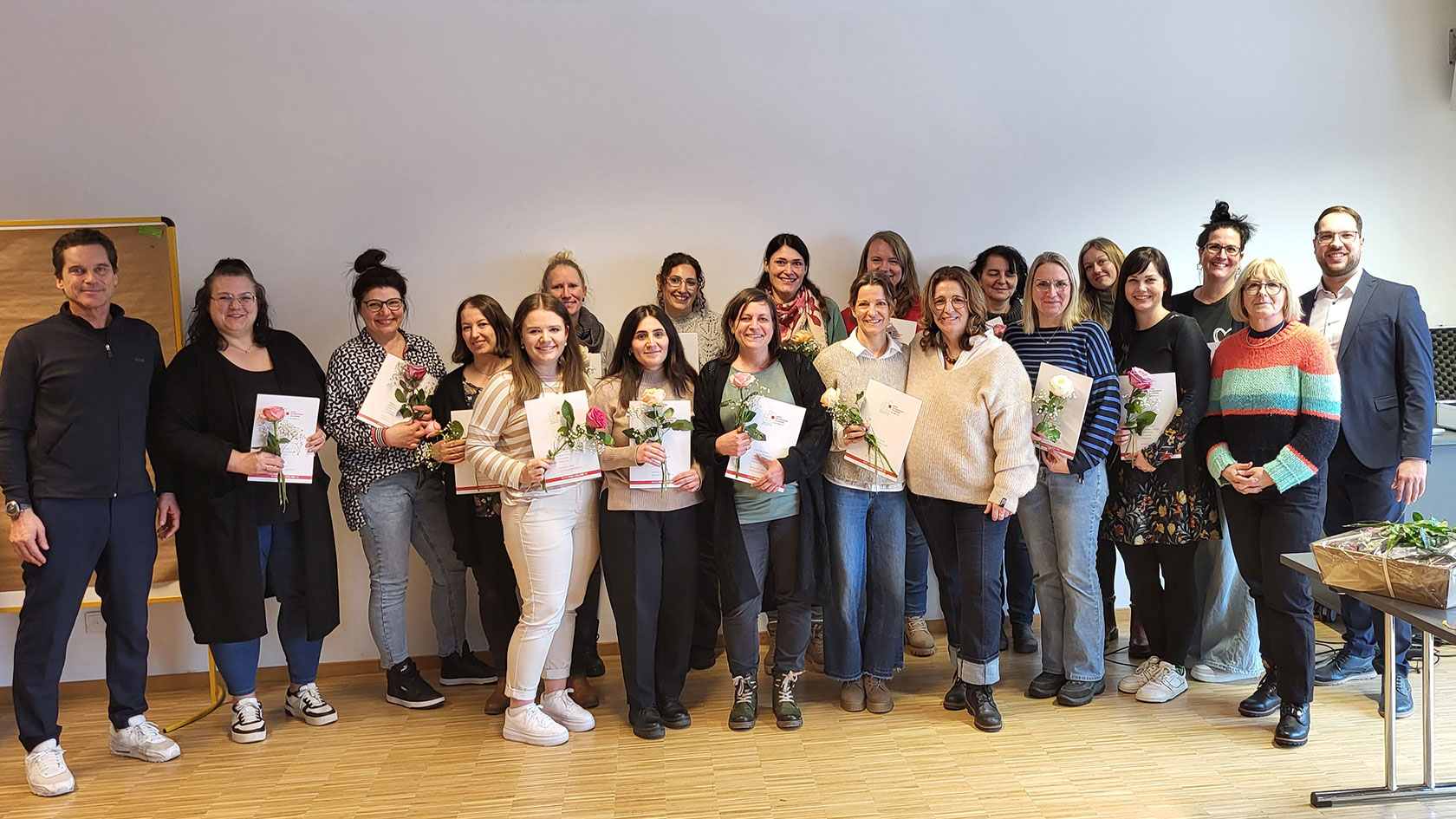 Große Freude herrschte bei allen Beteiligten über den gelungenen Abschluss des Qualifizierungslehrgangs für Führungskräfte in Kindertageseinrichtung. Für Jonas Huber (rechts), Vorstandsassistenz im Bereich Kinder, Jugend und Familie bei der AWO Schwaben, ist die Weiterqualifizierung ein entscheidender Faktor für eine gute pädagogische Arbeit in den Einrichtungen.