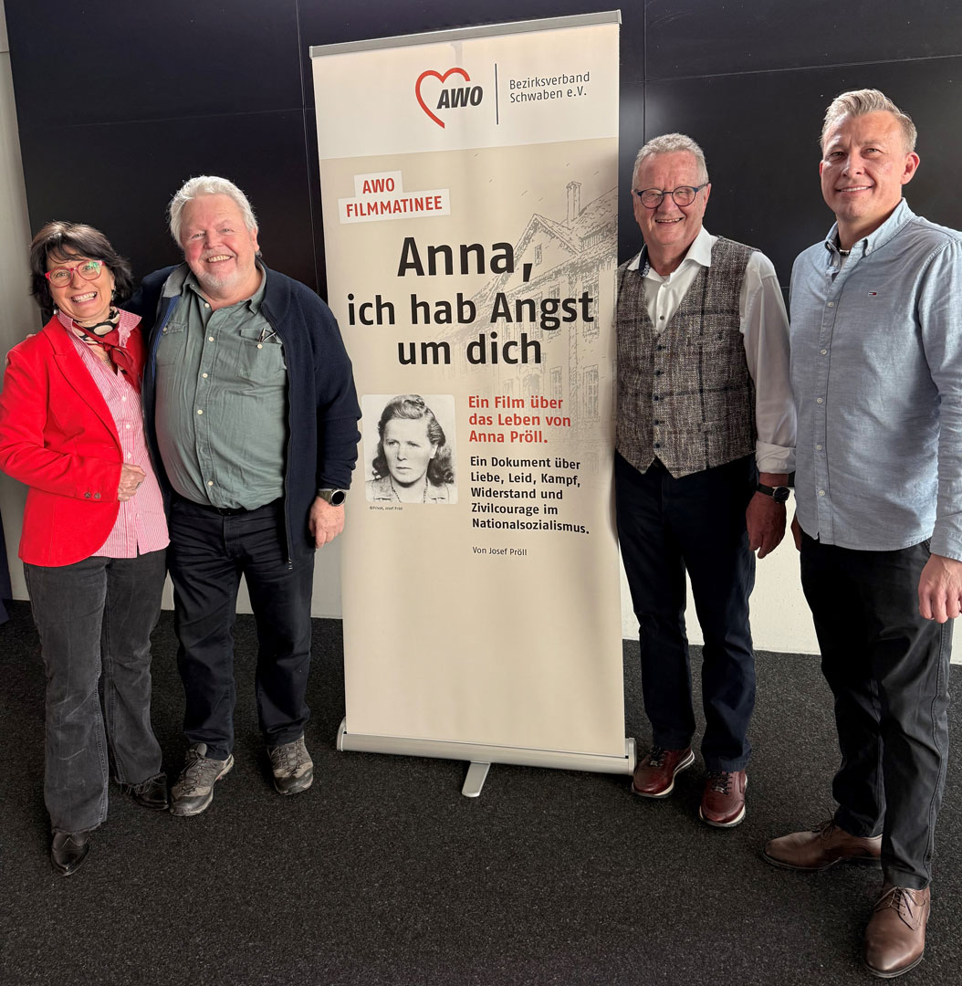 Freuten sich über zahlreiche Besucher*innen und die gelungene AWO-Filmmatinee in Kempten, von links: Kristina Kolb-Djoka (Beauftragte für Bildung, Demokratie und Erinnerungsarbeit, AWO Schwaben), Josef Pröll (Filmemacher und Regisseur), Robert Treffler (Vor-sitzender, AWO Kreisverband Kempten-Oberallgäu) und Hans Jürgen Ulm (Vor-sitzender, AWO Ortsverein Kempten). Foto: AWO Schwaben / Wolfgang Kolenda