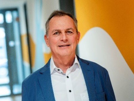 Starke Frauen im Fokus: Isabel Krieger, Kuratorin der Frauenausstellung, (links) und AWO-Präsidentin Brigitte Protschka freuen sich über die Eröffnung der Wanderausstellung „Macherinnen. Helferinnen. Frauen und die AWO Schwa-ben.“, die die Pionierleistungen von Frauen in der Arbeiterwohlfahrt würdigt. Foto: AWO Schwaben / Dominik Schubert