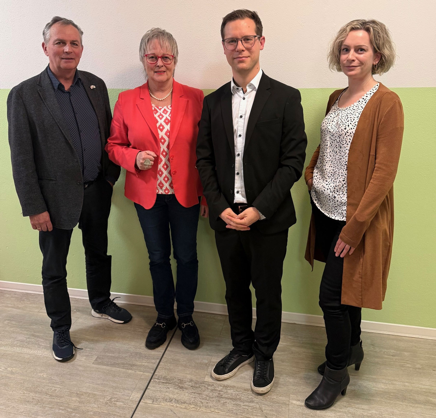 Freuen sich über die Perspektive für das Kinderhaus Donauwörth, von links: Dieter Egger (Vorstandsvorsitzender, AWO Schwaben), Brigitte Protschka (Präsidentin, AWO Schwaben), Frederik Hintermayr (stellvertretener Vorsitzender, AWO Kreisverband Donau-Ries) und Sandra Ferner (stellvertretende Vorsitzende, AWO Kreisverband Donau-Ries). Foto: AWO Schwaben / Wolfgang Kolenda