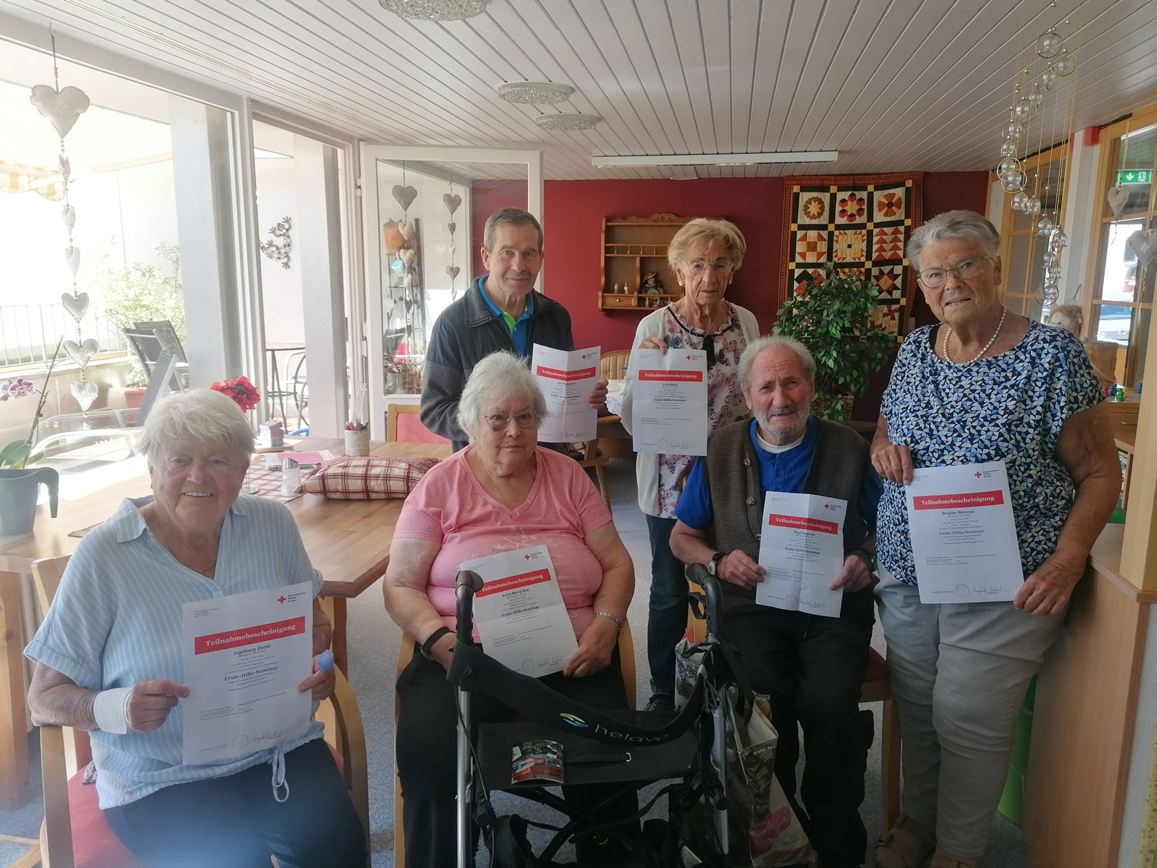Die Senior*innen im Betreuten Wohnen „Haus Alpenblick“ der AWO
in Lindenberg freuen sich über die erfolgreiche Teilnahme am Erste-Hilfe-Kurs. vordere Reihe von links nach rechts: Ingeburg Denzl, Anna Maria Rist, Paul Hummel und Brigitte Wimmer hintere Reihe von links nach rechts: Jan Pospiech und Livia Beier
Foto: AWO Schwaben